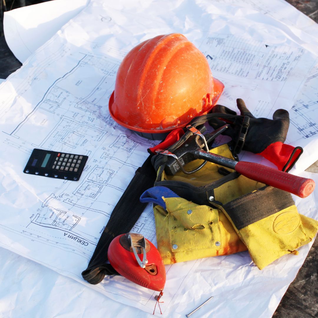 Bauplan mit Helm und Werkzeug