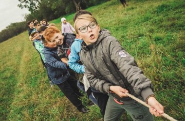 Dieses Bild zeigt Kinder beim Tauziehen
